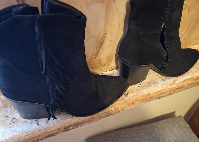 Grajewo ogłoszenia: Sprzedam  botki zimowe  czarne  rozm.39   używane  bardzo malo